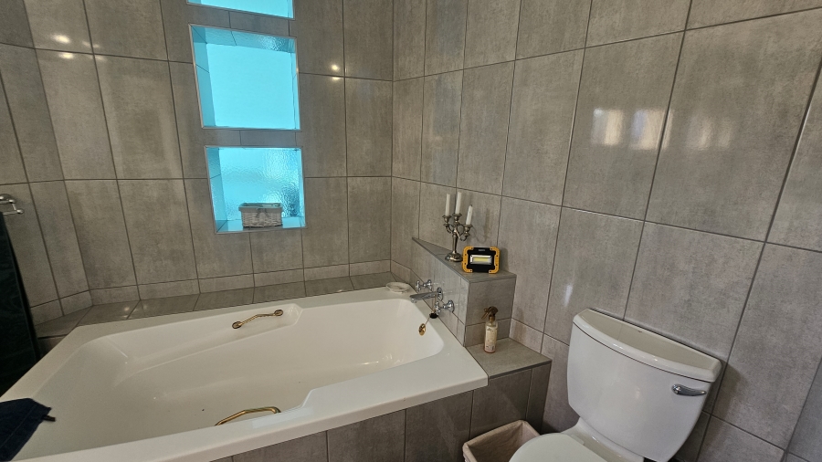 3 Bedroom Property for Sale in Wavecrest Eastern Cape